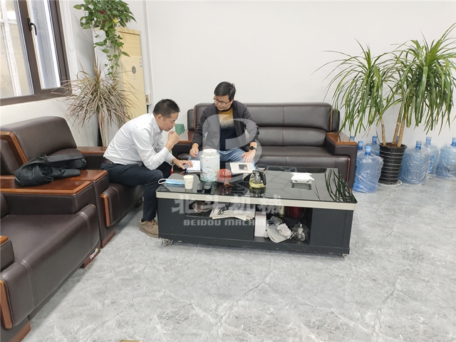 苏州客户走进花季传谋黄色机械,详细了解木材花季传媒下载安装新工艺
